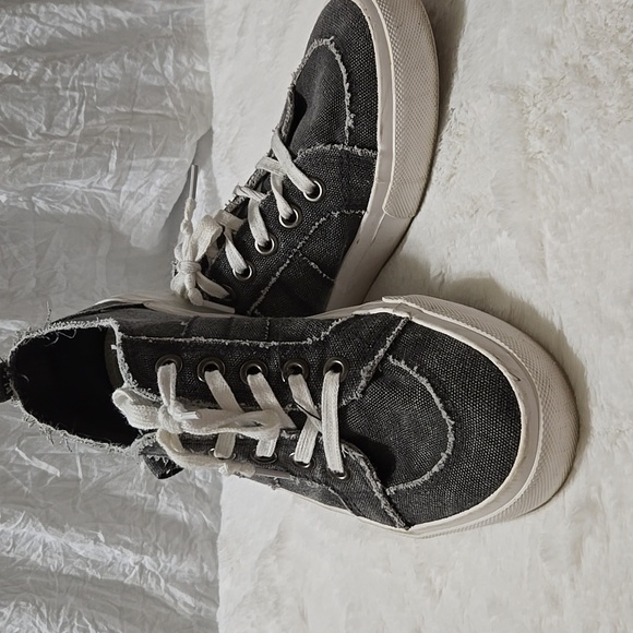 Sneakers - Picture 2 of 6